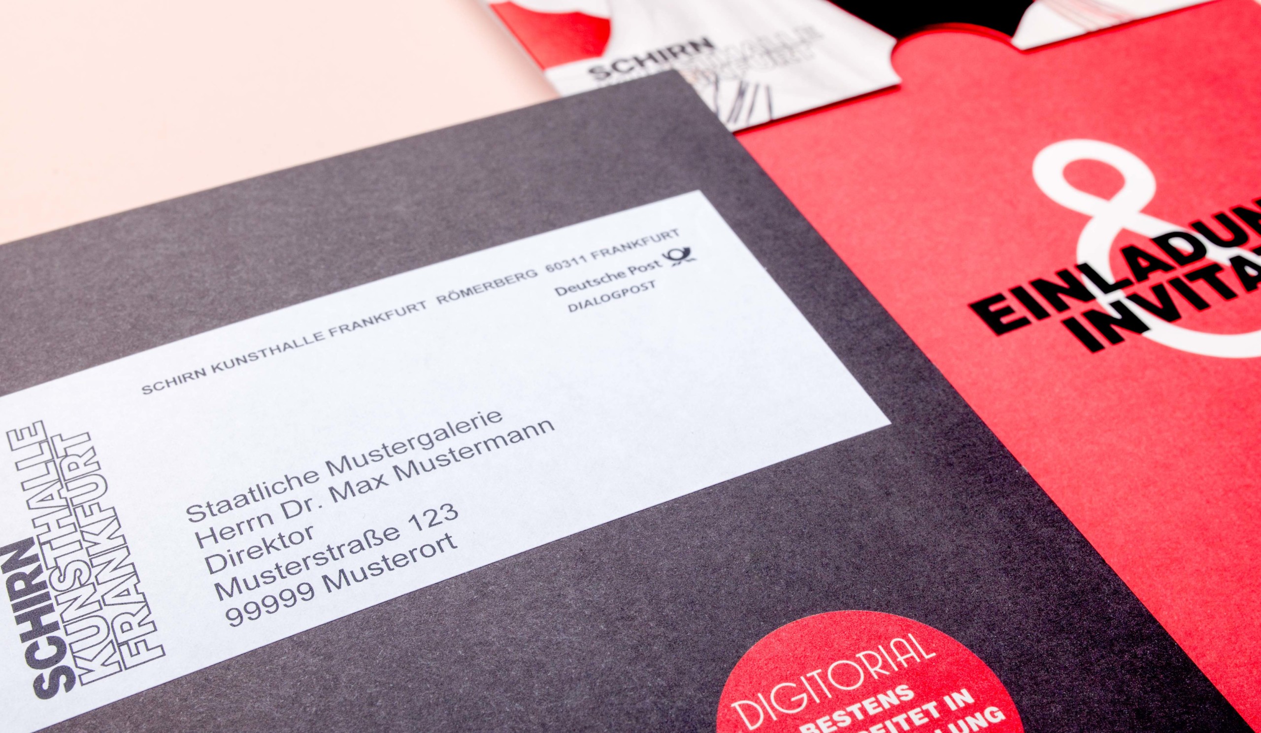 Personalisierte Einladung als gedrucktes Print-Mailing, in schwarz und rot